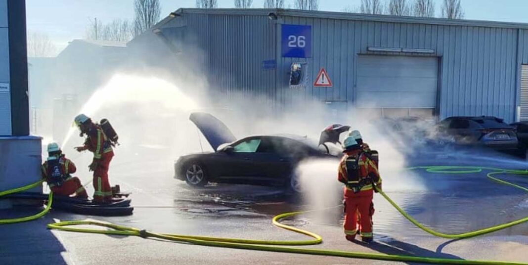 Rauchwarnung in Bruchsals Südstadt: Ausgedehnter Akku-Brand sorgt für Großeinsatz Rauchwarnung in Bruchsals Südstadt: Ausgedehnter Akku-Brand sorgt für Großeinsatz