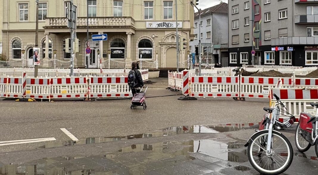Groß-Baustelle am Bahnhof Bruchsal: Braucht es eine zusätzliche Fußgängerampel? Groß-Baustelle am Bahnhof Bruchsal: Braucht es eine zusätzliche Fußgängerampel?