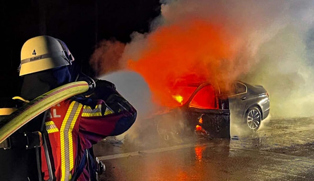 Flammen auf der A5: Auto gerät zwischen Untergrombach und Weingarten in Brand Flammen auf der A5: Auto gerät zwischen Untergrombach und Weingarten in Brand
