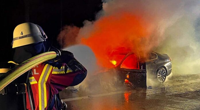 Flammen auf der A5: Auto gerät zwischen Untergrombach und Weingarten in Brand