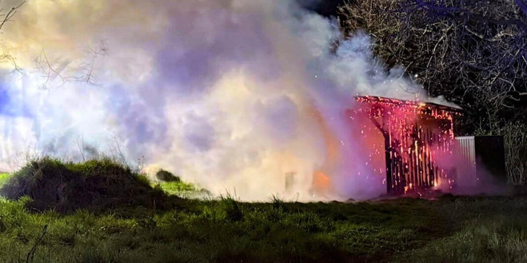 Brand in der Nacht: Feuerwehr löscht Unterstand Brand in der Nacht: Feuerwehr löscht Unterstand