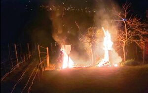 Gartenhütte in den Weinbergen bei Heidelsheim vollständig abgebrannt Gartenhütte in den Weinbergen bei Heidelsheim vollständig abgebrannt