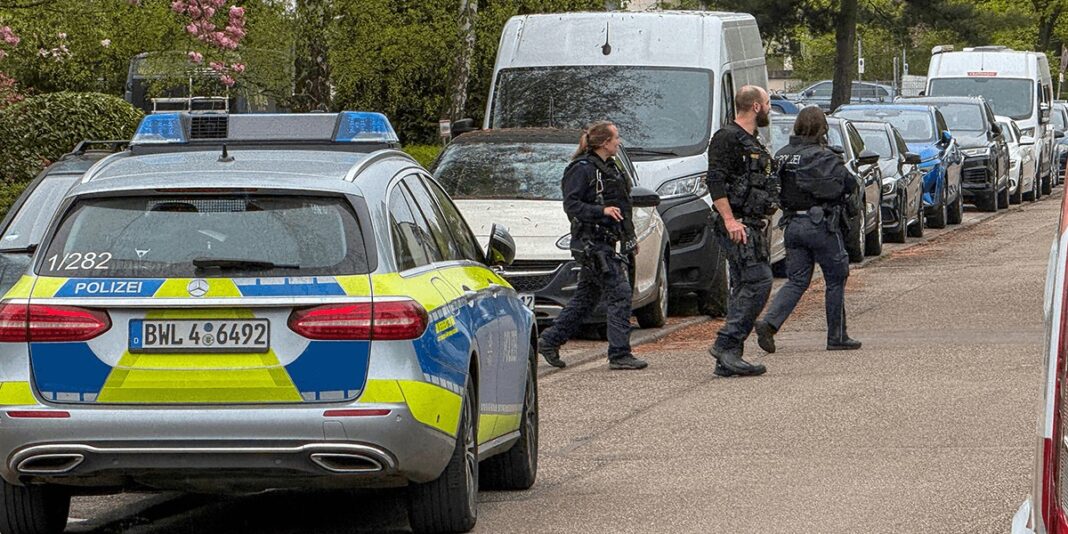 Streit in Mehrfamilienhaus löst Großeinsatz aus Streit in Mehrfamilienhaus löst Großeinsatz aus