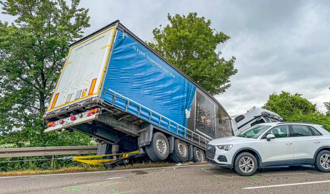 Zusammenstoß mit Sattelschlepper. Junger Fahrer mit Rettungshubschrauber in Klinik gebracht Zusammenstoß mit Sattelschlepper. Junger Fahrer mit Rettungshubschrauber in Klinik gebracht