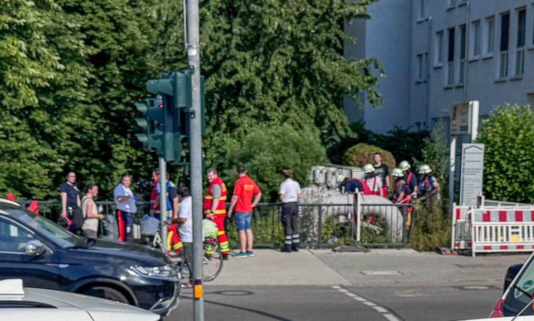 Warum landete der Mann in der Saalbach? Polizei ermittelt nach Rettungseinsatz Warum landete der Mann in der Saalbach? Polizei ermittelt nach Rettungseinsatz