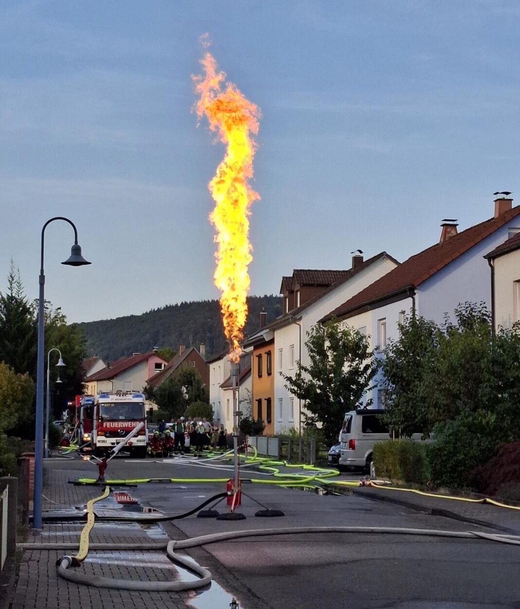 Extremhitze: Weingartener Feuerwehr ringt mit überhitzten Propangastank Extremhitze: Weingartener Feuerwehr ringt mit überhitzten Propangastank