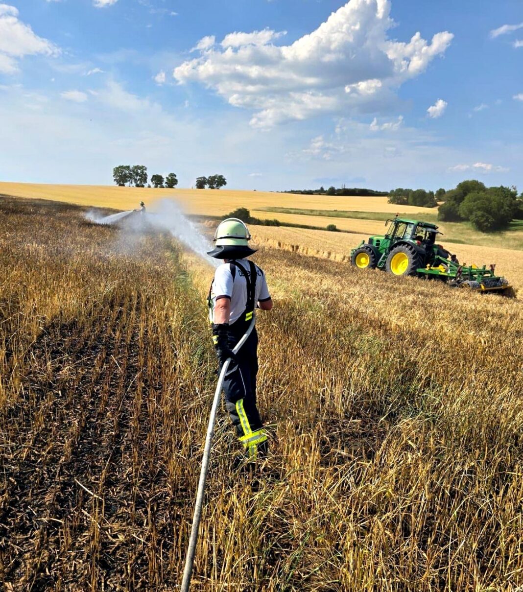 Über 100 Einsatzkräfte kämpfen bei Odenheim gegen die Flammen Über 100 Einsatzkräfte kämpfen bei Odenheim gegen die Flammen
