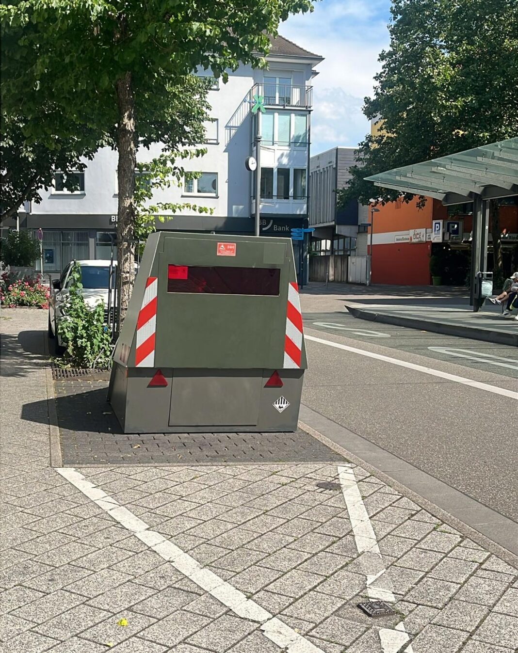 Die Akademie der Wissenden tagt in der Bahnhofstraße Die Akademie der Wissenden tagt in der Bahnhofstraße