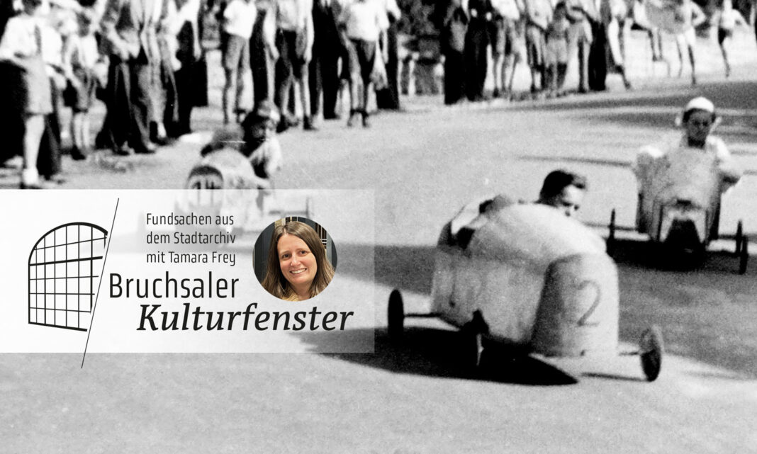 Bruchsaler Seifenkistenrennen 1949 – Heißer Kampf um die Plätze Bruchsaler Seifenkistenrennen 1949 – Heißer Kampf um die Plätze