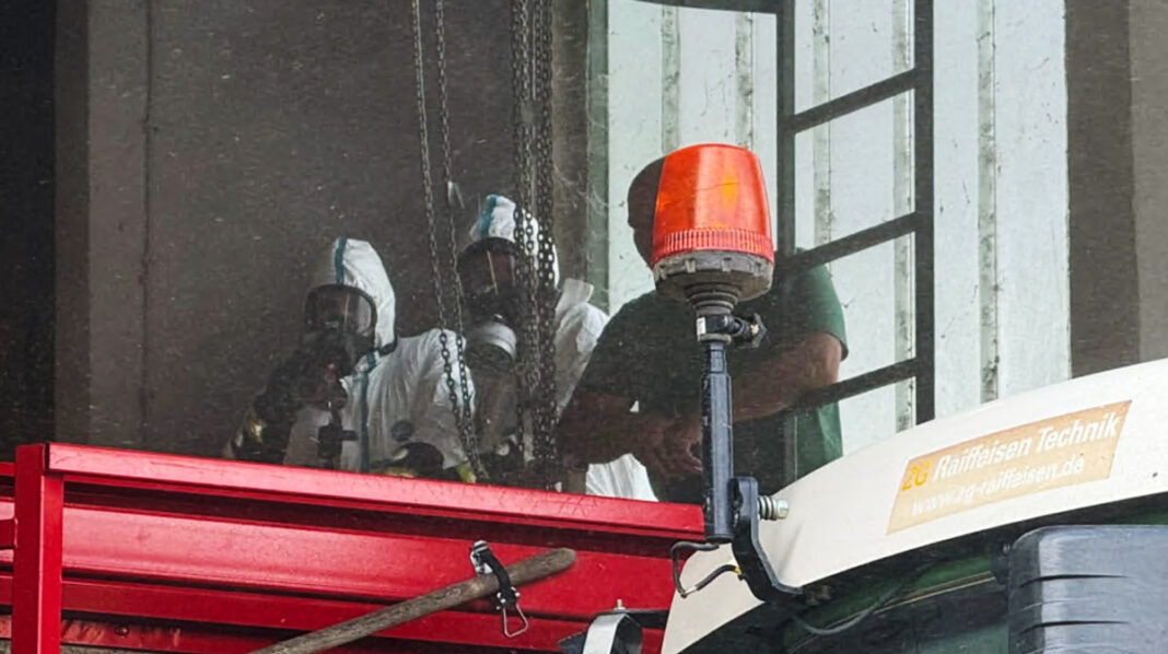 270 Tonnen Material aus Silos entleert: Feuerwehr stundenlang im Einsatz 270 Tonnen Material aus Silos entleert: Feuerwehr stundenlang im Einsatz