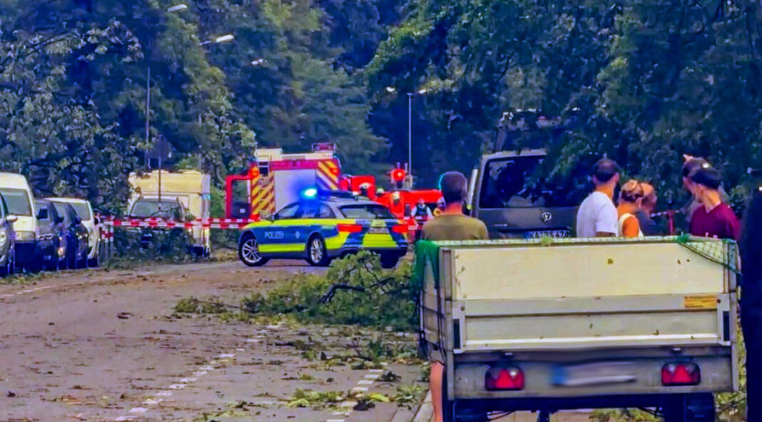 Ein Todesopfer und Hunderte Einsätze nach schwerem Unwetter in Karlsruhe Ein Todesopfer und Hunderte Einsätze nach schwerem Unwetter in Karlsruhe