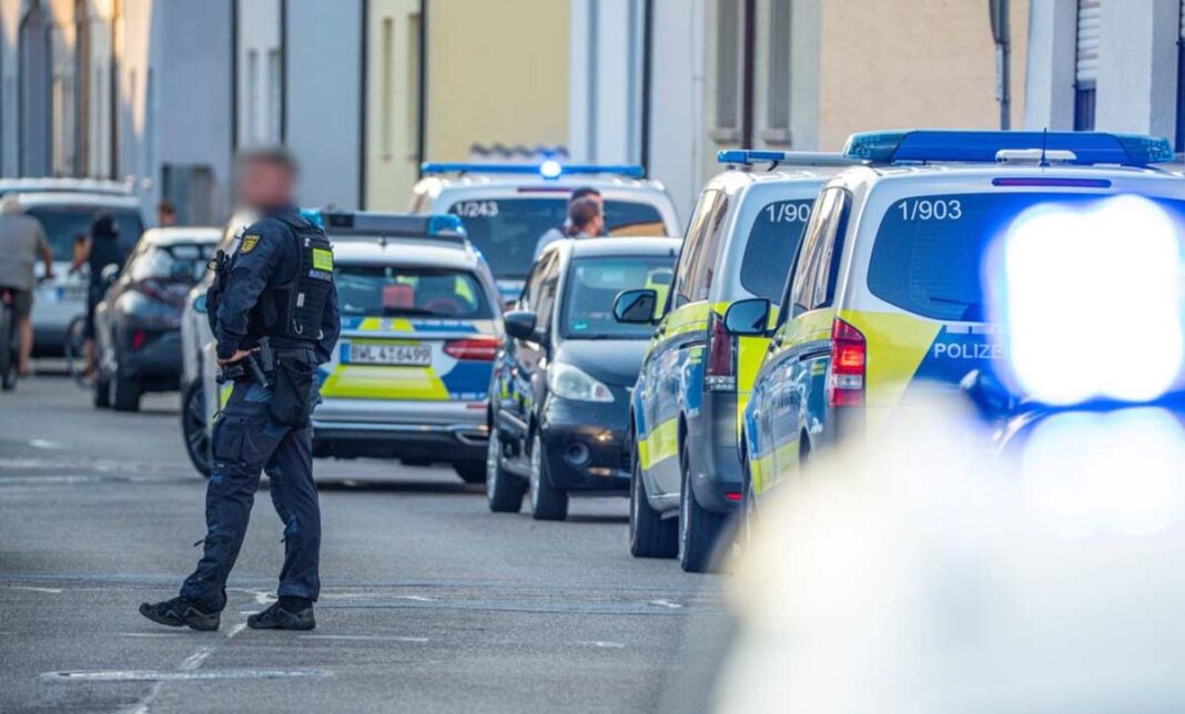 Neue Details zum Polizeieinsatz in Weiher: 51-Jähriger soll mehrfach auf Schwiegersohn eingestochen haben Neue Details zum Polizeieinsatz in Weiher: 51-Jähriger soll mehrfach auf Schwiegersohn eingestochen haben