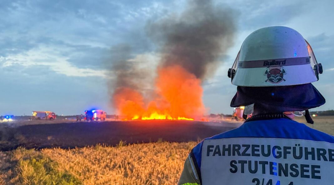 500 Quadratmeter Getreidefeld brennen in Stutensee. Verdacht auf Brandstiftung 500 Quadratmeter Getreidefeld brennen in Stutensee. Verdacht auf Brandstiftung