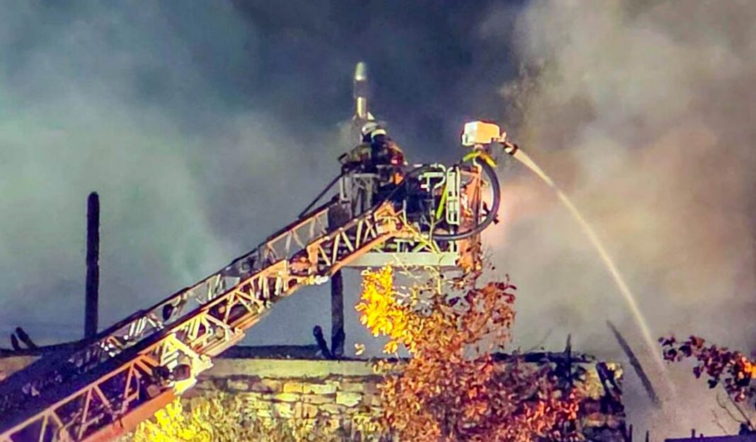Mehr als 100 Einsatzkräfte bei Großbrand in Stutensee Mehr als 100 Einsatzkräfte bei Großbrand in Stutensee