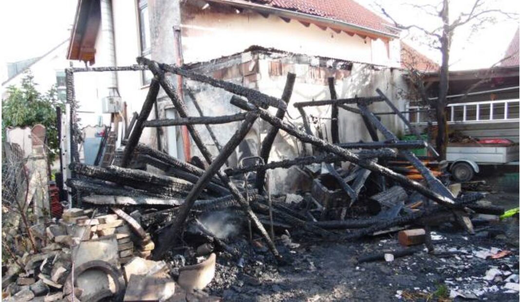 Vom Garten bis ans Haus: Feuer sorgt für Großeinsatz in Kronau Vom Garten bis ans Haus: Feuer sorgt für Großeinsatz in Kronau