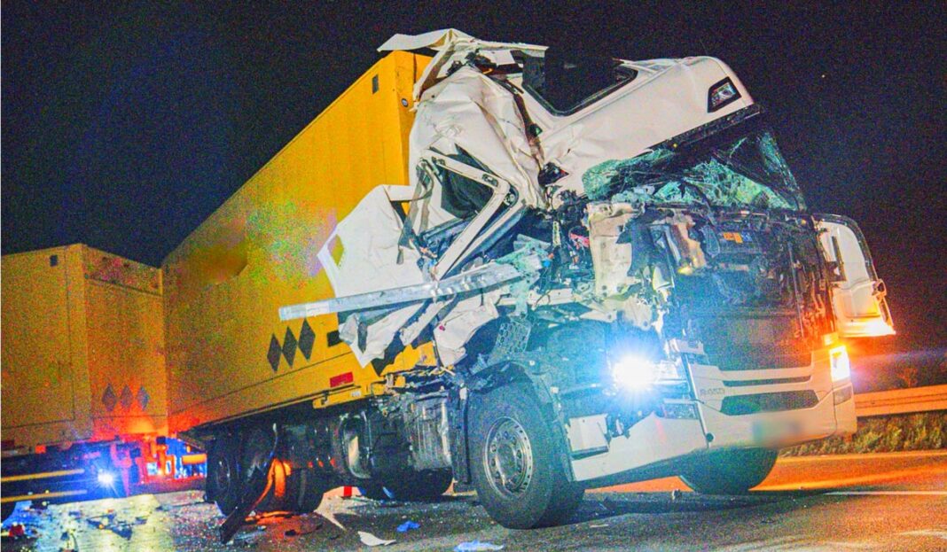 Fahrerhaus völlig zerstört: Lkw-Fahrer bei schwerem A5-Unfall nur leicht verletzt Fahrerhaus völlig zerstört: Lkw-Fahrer bei schwerem A5-Unfall nur leicht verletzt