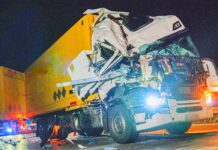 Fahrerhaus völlig zerstört: Lkw-Fahrer bei schwerem A5-Unfall nur leicht verletzt