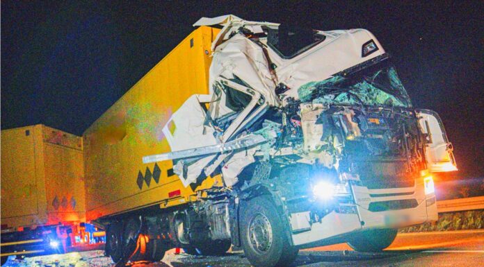 Fahrerhaus völlig zerstört: Lkw-Fahrer bei schwerem A5-Unfall nur leicht verletzt