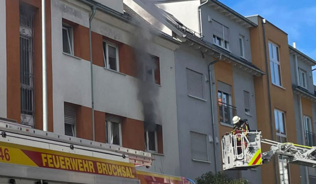 Feuerwehr rettet Schwerverletzte und vier Katzen bei Wohnungsbrand in Bruchsal Feuerwehr rettet Schwerverletzte und vier Katzen bei Wohnungsbrand in Bruchsal