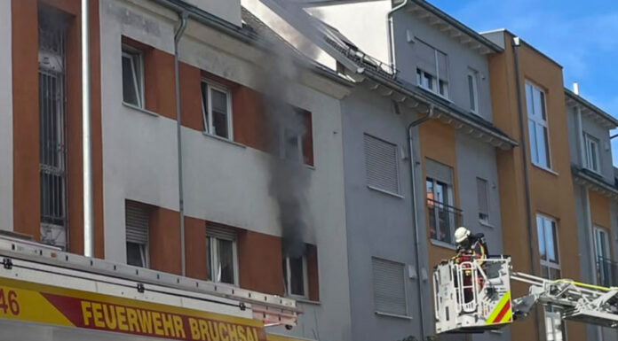 Feuerwehr rettet Schwerverletzte und vier Katzen bei Wohnungsbrand in Bruchsal