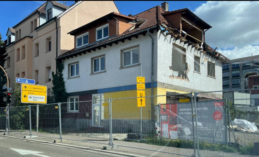Für neues Gesundheitszentrum bei der Stirumklinik: Der Abriss hat begonnen Für neues Gesundheitszentrum bei der Stirumklinik: Der Abriss hat begonnen