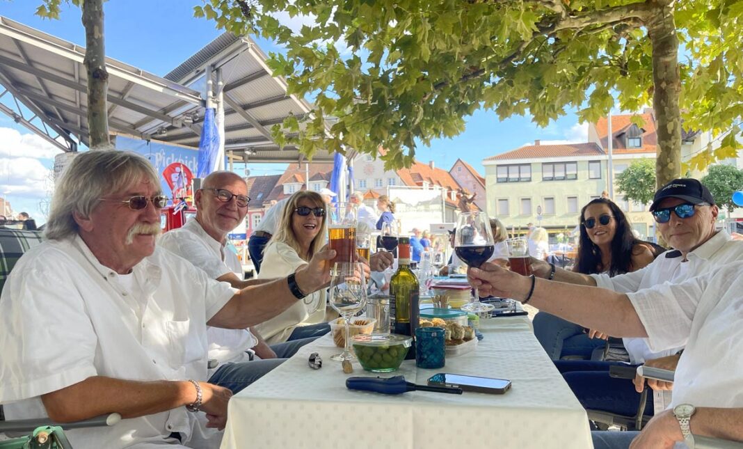 Blau, Weiß und ganz viel Bruchsal: Ein entspannter Sommerabend am Saalbachhafen Blau, Weiß und ganz viel Bruchsal: Ein entspannter Sommerabend am Saalbachhafen