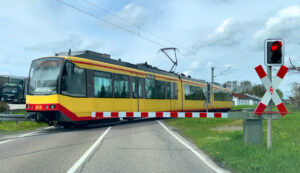 Tiefstehende Sonne blendet Autofahrer – Riesenglück bei Zusammenstoß mit Straßenbahn Tiefstehende Sonne blendet Autofahrer – Riesenglück bei Zusammenstoß mit Straßenbahn
