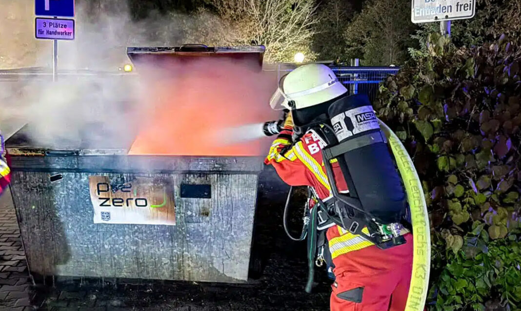 Müllcontainerbrand in Bruchsaler Franz-Siegel-Straße Müllcontainerbrand in Bruchsaler Franz-Siegel-Straße