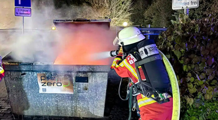 Müllcontainerbrand in Bruchsaler Franz-Siegel-Straße
