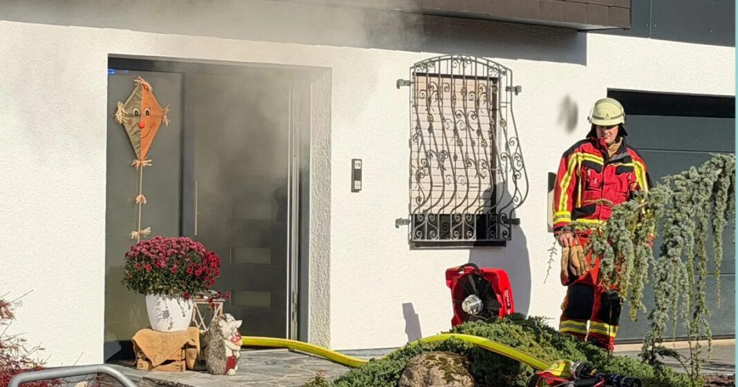 Kellerbrand in Heidelsheim: Feuerwehr löscht brennendes Feuerholz Kellerbrand in Heidelsheim: Feuerwehr löscht brennendes Feuerholz