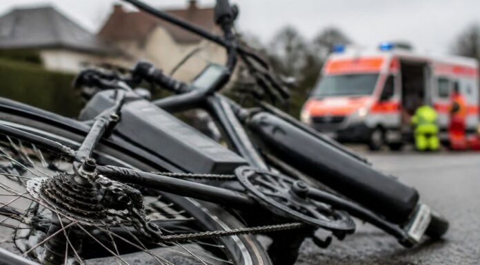 Schwerer Pedelec-Unfall: 69-Jährige erleidet schwere Kopfverletzungen